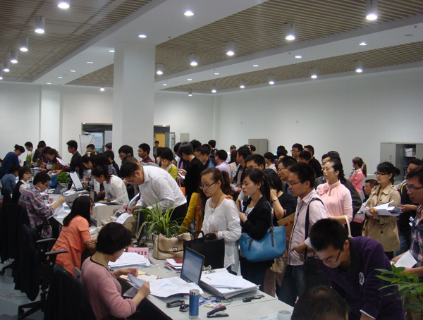 二級建造師考試報(bào)名審核首日上午現(xiàn)場